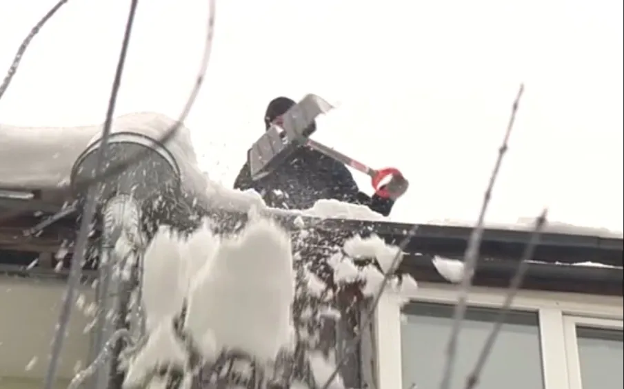 Госжилинспекция потребовала от управляющих компаний усилить работу в связи с очередным снегопадом